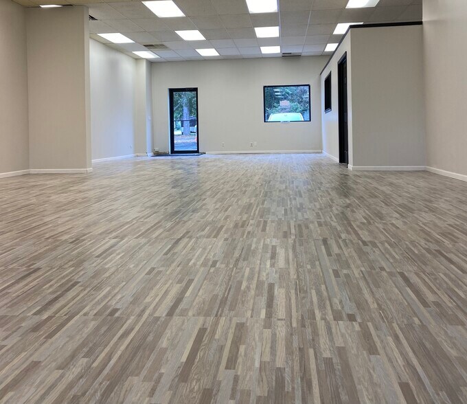 More Photos Of 517 N Lake Ave, Twin Lakes Showroom For Lease