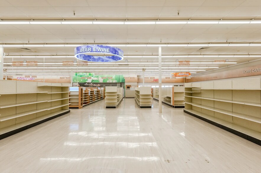 More Photos Of 4500 Commercial St SE, Salem Freestanding For Lease