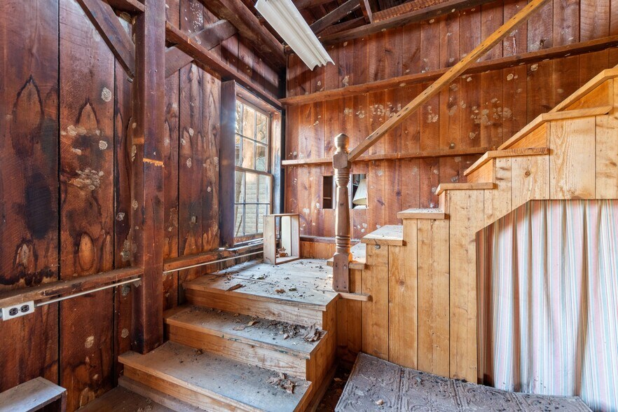 More Photos Of 75 Center St, Eureka Springs General Retail For Sale