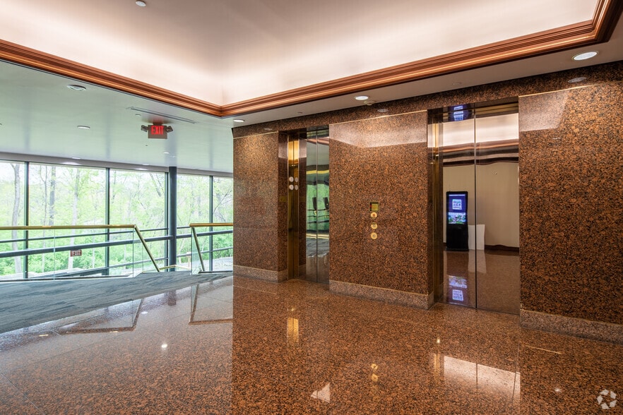 More Photos Of 550 Maryville Centre Dr, Saint Louis Office For Sale