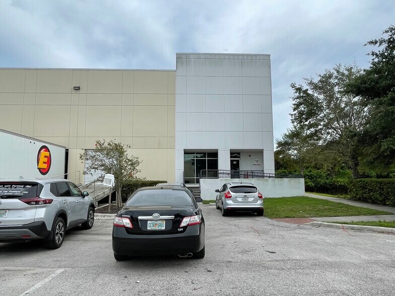 More Photos Of 1700 35th St, Orlando Warehouse For Lease