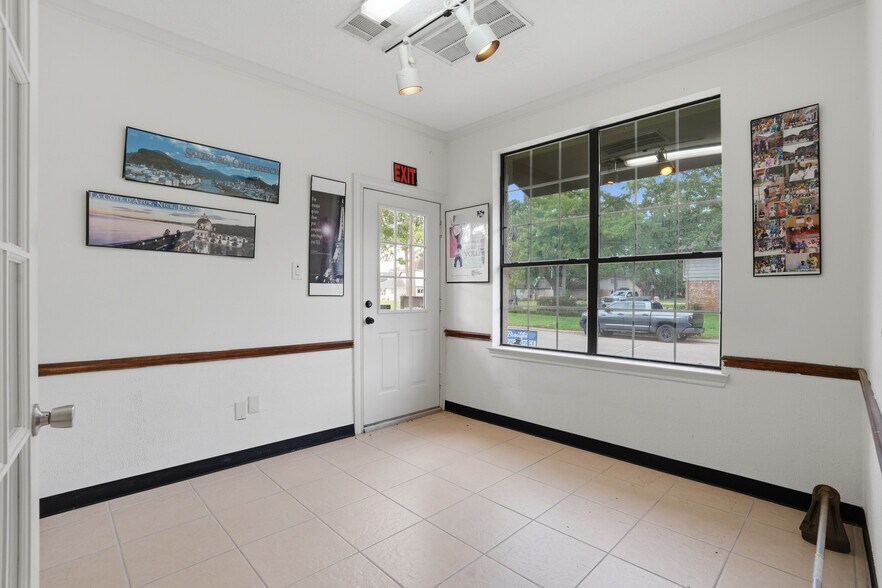 More Photos Of 13700 Lakewood Forest Dr, Houston Office For Sale