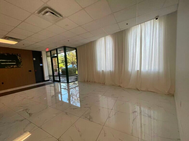 More Photos Of 7075 Kingspointe Pky, Orlando Showroom For Lease