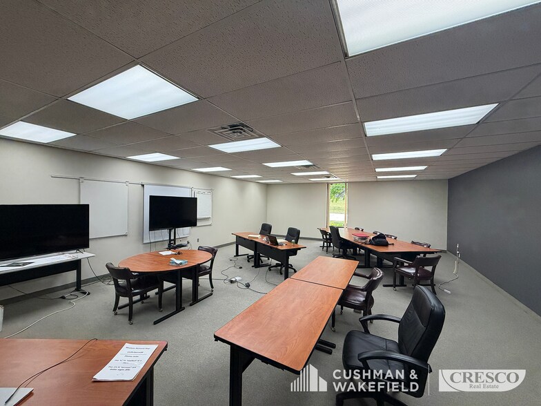 More Photos Of 16500 W Sprague Rd, Middleburg Heights Office For Sale