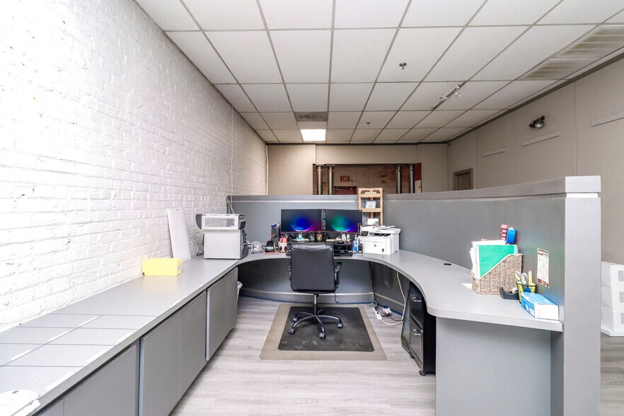 More Photos Of 827 Douglas Ave, Portsmouth Warehouse For Lease