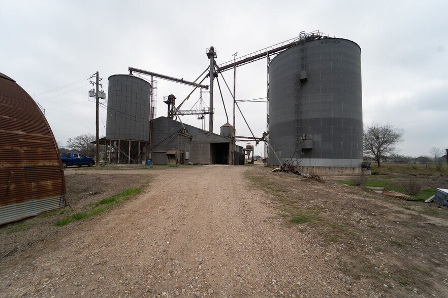 More Photos Of 610 E End St, Goliad General Retail For Sale