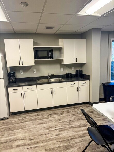 More Photos Of 10800 E 77th Ter, Raytown Medical For Sale