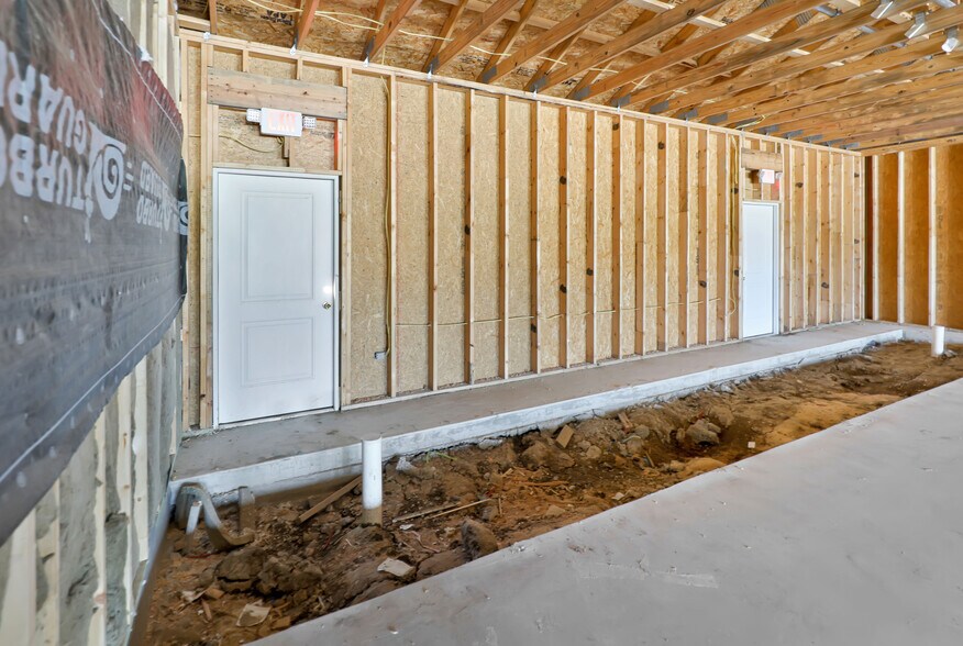 More Photos Of 201 W Main St, Gunter Showroom For Lease