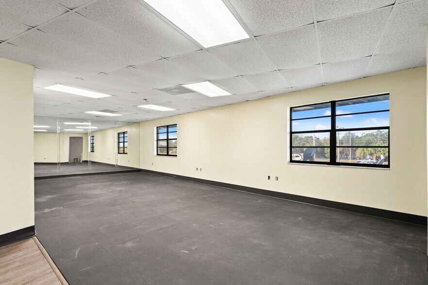 More Photos Of 1108 Commercial Way, Spring Hill Freestanding For Sale