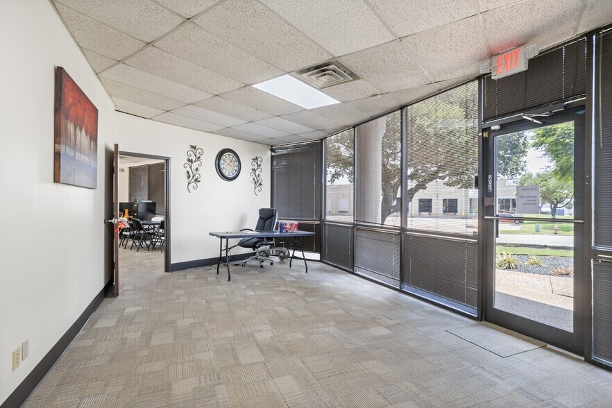 More Photos Of 805 W Carrier Pky, Grand Prairie Warehouse For Lease