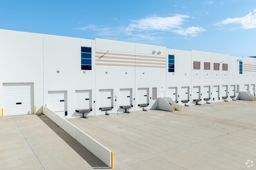 More Photos Of 2565 Sampson Ave, Corona Unknown For Lease