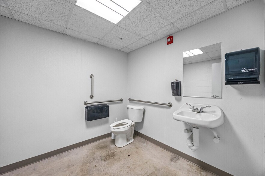 More Photos Of 80 Davis Pky, Clyde Warehouse For Sale