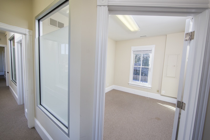 More Photos Of 30 W Bridge St, New Hope Freestanding For Lease