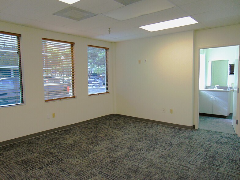 More Photos Of 4913 W Laurel St, Tampa Light Distribution For Sale