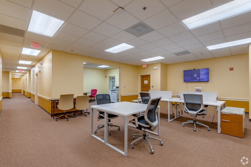 More Photos Of 13875 Hedgewood Dr, Woodbridge Medical For Lease