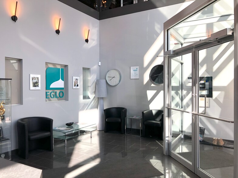 More Photos Of 20700 Rte Transcanadienne, Montréal Warehouse For Sale