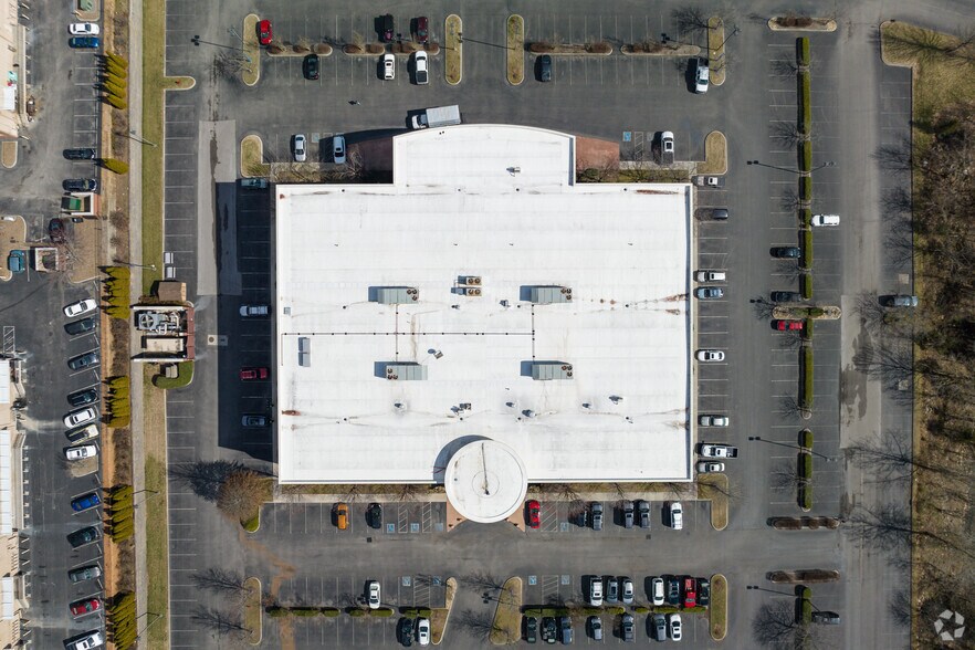 More Photos Of 2095 Lakeside Centre Way, Knoxville Office For Lease