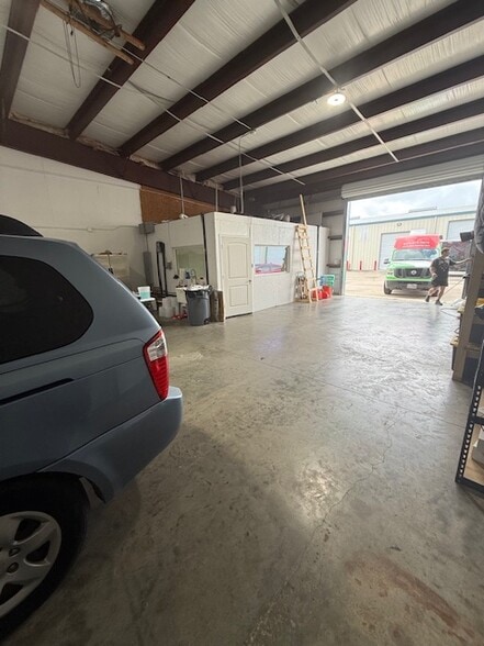 More Photos Of 1825 Dickinson Ave, Dickinson Warehouse For Lease