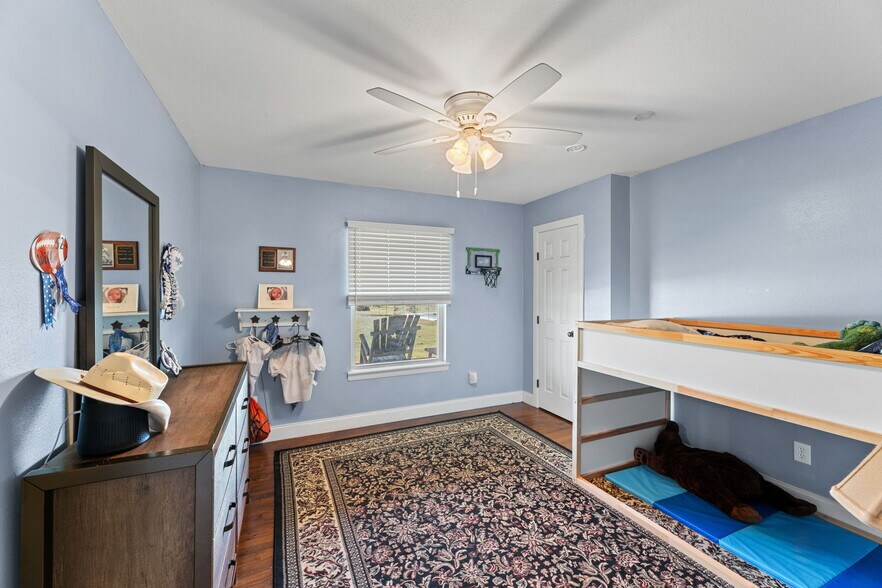 More Photos Of 5800 Curran Dr, Von Ormy Veterinarian Kennel For Sale