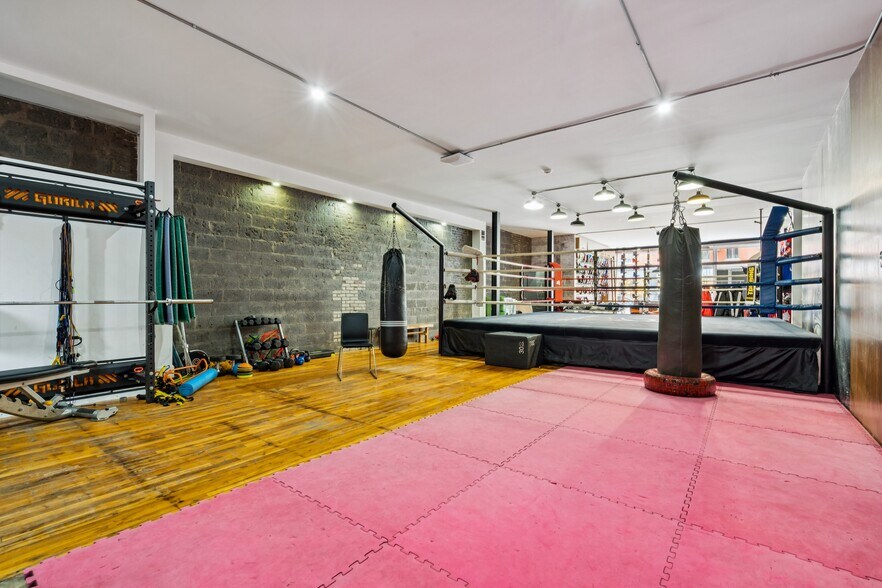 More Photos Of 2127 Rue Bélanger, Montréal Storefront Retail Residential For Sale