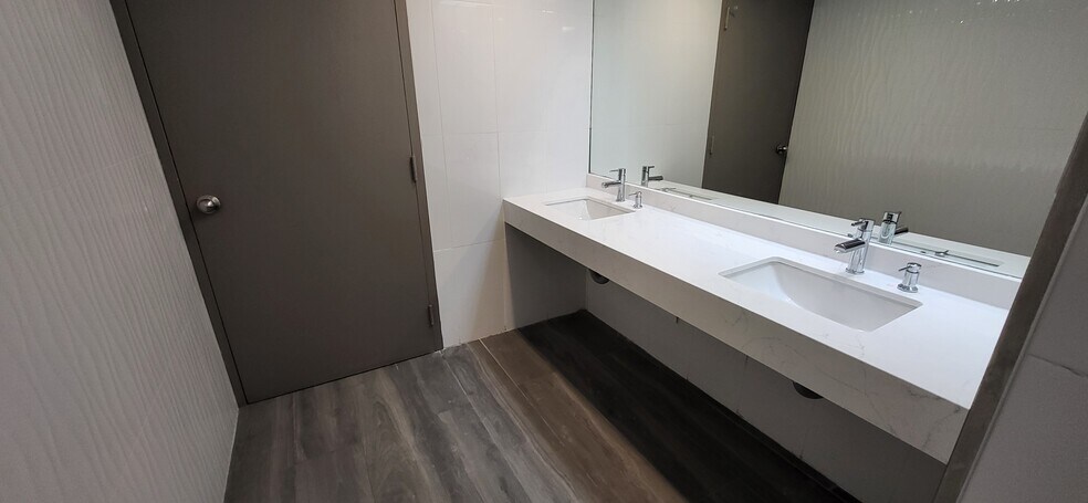 More Photos Of 920 Yonge St, Toronto Office Residential For Sale