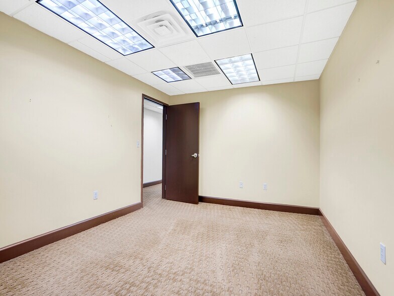 More Photos Of 4070-4090 Laguna St, Coral Gables Medical For Lease