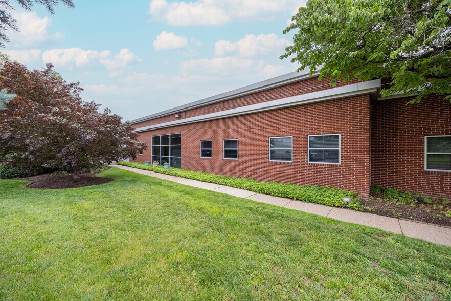 More Photos Of 99 Newbold Rd, Fairless Hills Warehouse For Lease