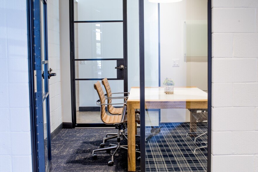 More Photos Of 2403 Farrington St, Dallas Office For Lease