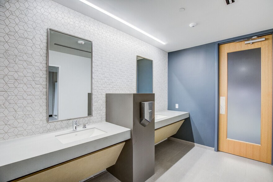 More Photos Of 200 N Broadway, Saint Louis Office For Lease