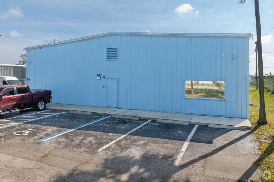 More Photos Of 16151-16171 Pine Ridge Rd, Fort Myers Warehouse For Lease