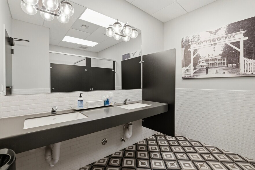 More Photos Of 9493 N Government Way, Hayden Office For Sale