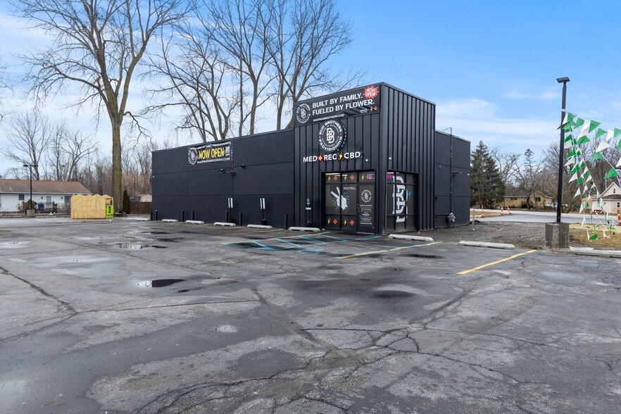 More Photos Of 3392 S Huron Rd, Bay City Storefront For Sale