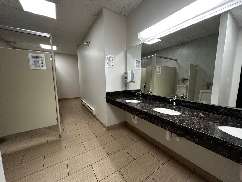 More Photos Of 7301-7337 N Lincoln Ave, Lincolnwood Office For Lease