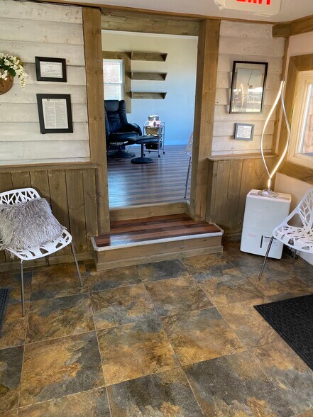 More Photos Of 565 S Meridian Rd, Youngstown Freestanding For Sale