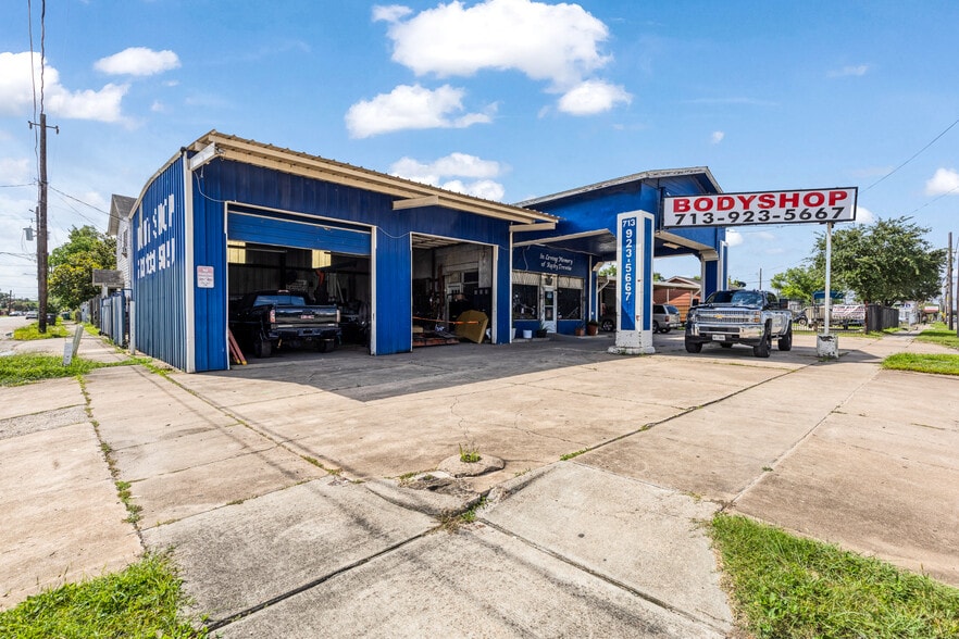 Primary Photo Of 1106 Wayside Dr, Houston Auto Repair For Sale