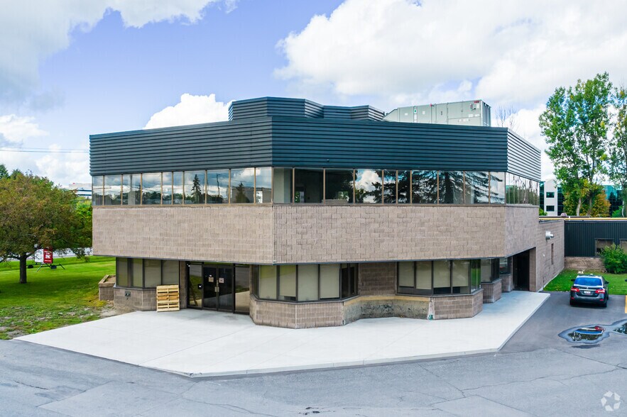 More Photos Of 105 Schneider Rd, Ottawa Flex For Sale