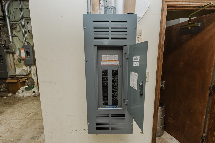 More Photos Of 830 N Kansas Ave, Topeka Bar For Sale