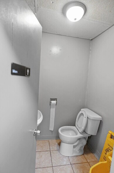 More Photos Of 1850 Easton Blvd, Des Moines Storefront Retail Residential For Sale