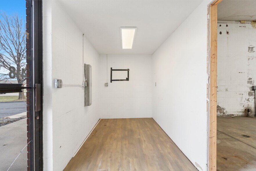 More Photos Of 418 N Old Wilderness Rd, Nixa Flex For Sale