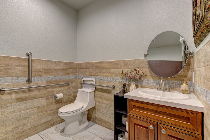 More Photos Of 6807 Ponderosa Way, Las Vegas Office For Lease