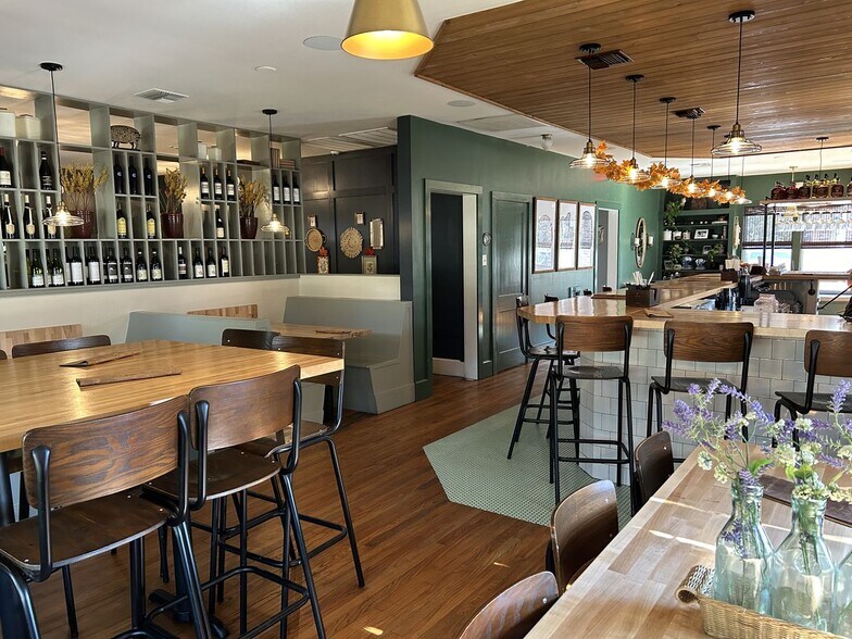 More Photos Of 117 S College Rd, Lafayette Restaurant For Lease