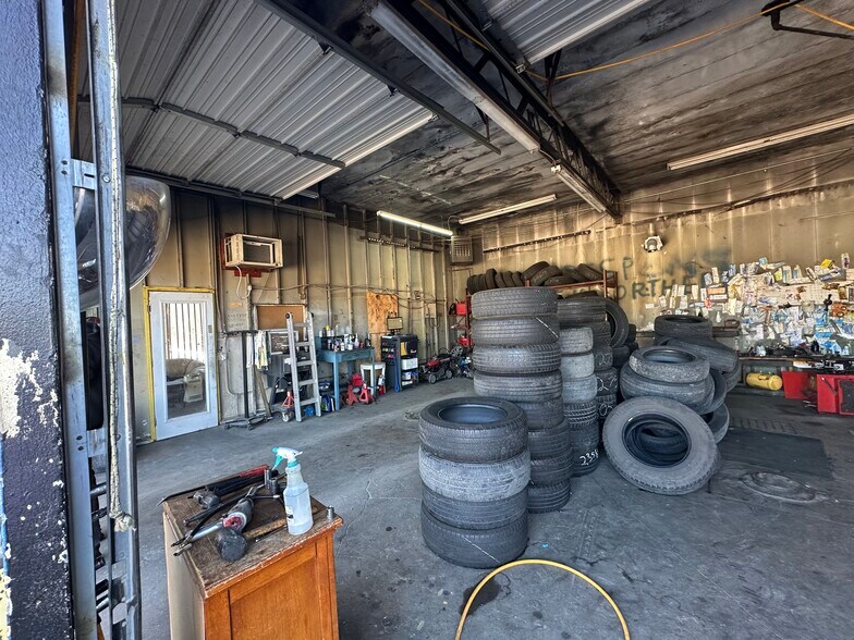 More Photos Of 2320 E Berry St, Fort Worth Flex For Sale