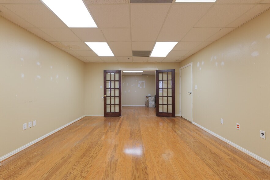 More Photos Of 305 Expressway 83, Mission Medical For Lease