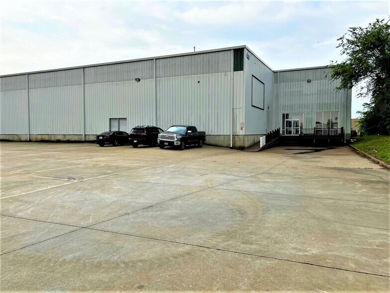 More Photos Of 419 S Lincoln St, Lowell Showroom For Lease