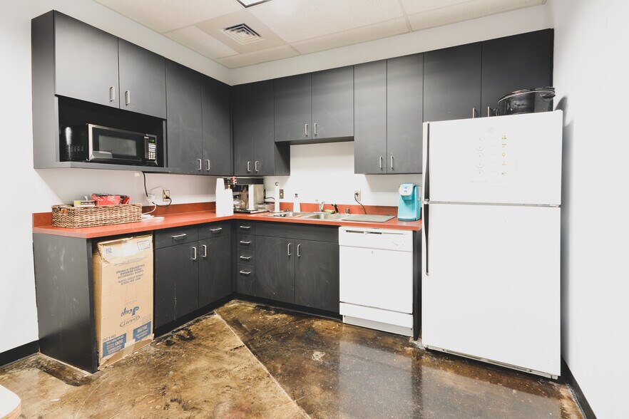 More Photos Of 17300 Chenal Pky, Little Rock Office For Lease