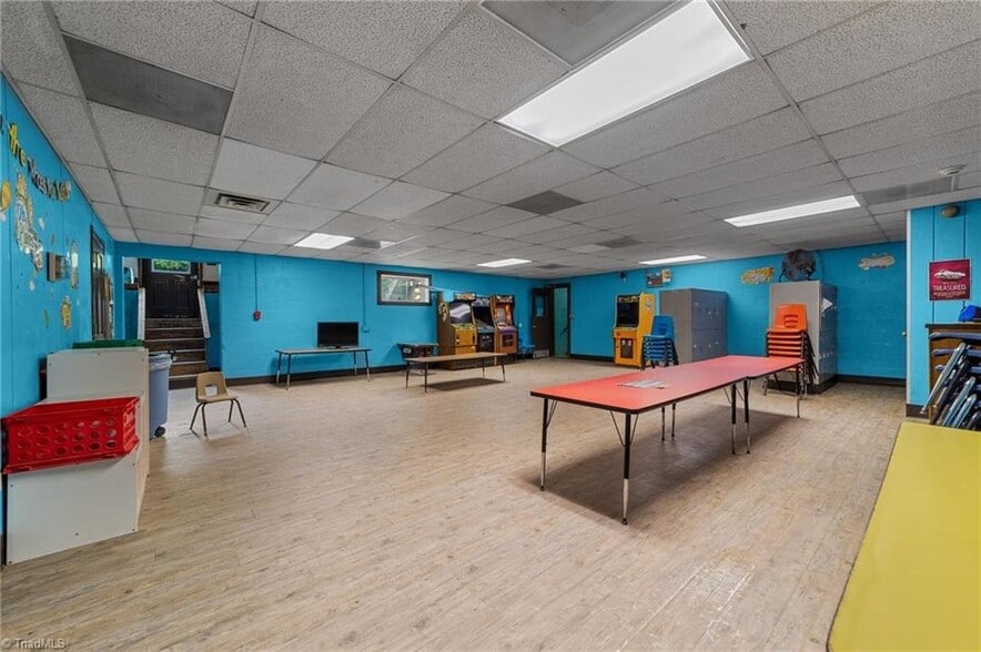 More Photos Of 1501 Upland Dr, Greensboro Office For Sale