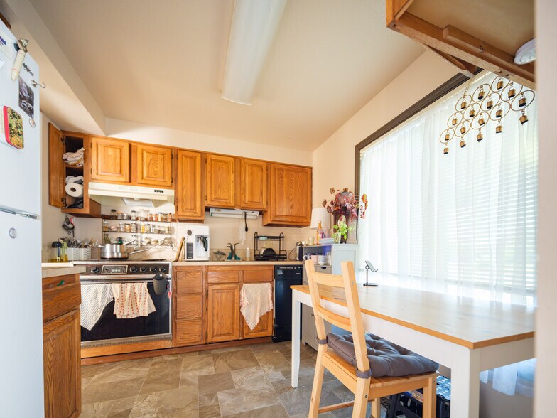 More Photos Of 582 S Maple St, Canby Apartments For Sale