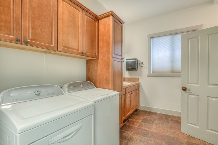 More Photos Of 2464 SW Glacier Pl, Redmond Office For Sale