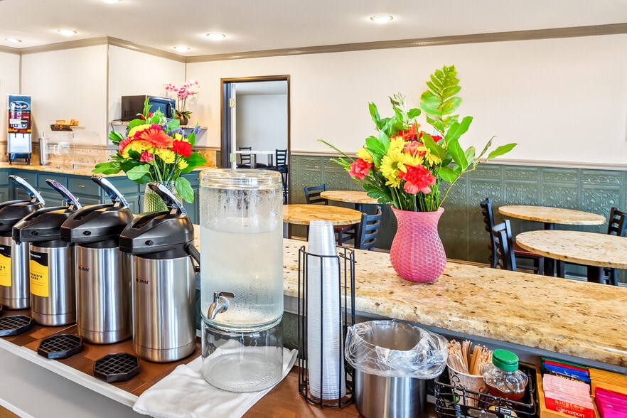 More Photos Of 501 Three Rivers Dr, Kelso Hospitality For Sale