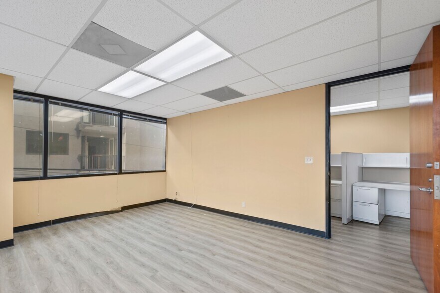 More Photos Of 14546 Hamlin St, Van Nuys Office For Sale
